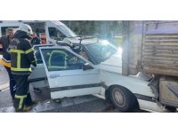 Burdur’da kırmızı ışıkta duran kamyonete otomobil çarptı: 4 yaralı