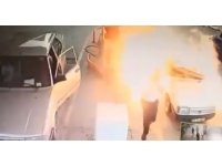 Yakıt alan otomobil istasyonda bomba gibi patladı