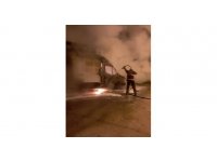 Yanan minibüs kullanılmaz hale geldi