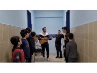 Yatılı okulda müzik öğretmeni öğrencileri gitar çalıp şarkı söyleyerek uyandırıyor