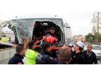 Personel taşıyan midibüs ile kamyonetin çarpıştığı feci kazada 9 kişi yaralandı