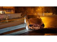 Burdur’da kontrolden çıkan otomobil bahçe duvarına çarptı: 2 yaralı