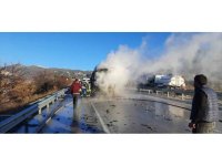 Burdur’da seyir halindeki tır yanarak kullanılamaz hale geldi