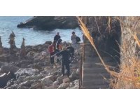 Deniz manzarası izlerken kayalıklardan düştü