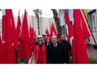 Mersin’de şehitler okullarda anıldı, bayrak gençlere teslim edildi