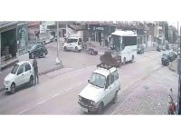 İki aracın arasında kalmaktan kıl payı kurtuldu, kaza anı kameraya yansıdı