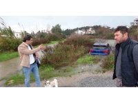 Havlayan köpeği dikkatini dağıtınca şarampole uçarak suya daldı