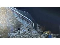 İstinat duvarı ile üzerinde bulunan 2 katlı inşaat halindeki ev göçtü