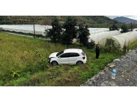 İstinat duvarını aşıp tarlaya uçtu