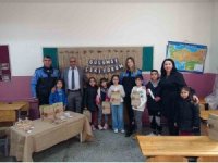 Polis miniklerin karne heyecanına ortak oldu