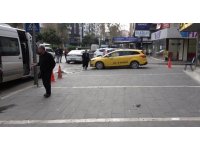 Kız kardeşini sokak ortasında dövdü