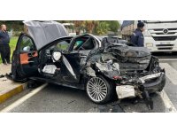 Yağışlı havada freni tutmayan tır, kırmızı ışıkta bekleyen araçların arasına daldı: 4 yaralı