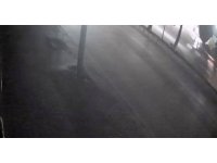 Yolun karşısına geçmeye çalışırken 2 otomobilin altında kalıp hayatını kaybetti