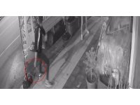 Ellerinde bıçakla geldiler, iş yeri reklam afişini parçalayıp yollarına devam ettiler