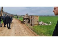 Taş yüklü kamyon devrildi