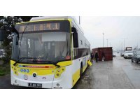 Mersin’de tırın üzerinden düşen konteyner belediye otobüsüne çarptı