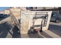 Seyir halindeki tırın dorsesi ayrılıp otomobile çarptı: 1 çocuk yaralı