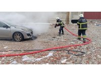 Hatay’da park halindeki otomobilde yangın çıktı