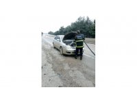 Hatay’da aracın motor kısmında meydana gelen yangını itfaiye söndürdü