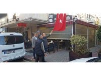 Türk bayrağını bıçakla kesen şahıs, önce güvenlik kameralarına sonra polise yakalandı