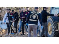 Kurye ve baldız katilinin cinayetten sonra Ali Diken’in telefonlarını satarak, maaşını bankamatikten çektiği tespit edildi