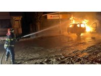 Park halindeki otomobil alev alev yandı, o anlar kamerada