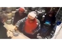 Piknik tüpünü saniyeler içerisinde eteğinin altına sokup böyle çaldı