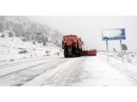 Antalya-Konya Karayolu kar sebebiyle bekletilen tırların geçişine açıldı