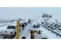 Mersin’de kar birçok noktayı beyaza bürüdü, araçları yolda bıraktı