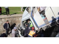 Kontrolden çıkıp kanalda asılı kalan kamyonette can pazarı