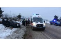 Buzda kayan otomobil takla atıp ters döndü