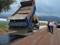 Büyükşehir’den Elmalı Akçay-Afşar grup yolunda sathi asfalt çalışması