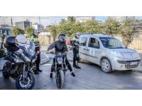 Yolu 3 dakika kısaltmak için 690 TL ödediler, polisi görünce şaşkına döndüler