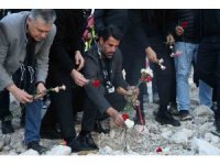 Hataysporlu futbolcular ve teknik ekip, Rönesans Rezidans enkazına karanfil bıraktı