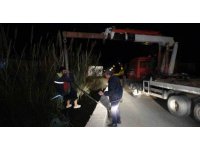 Alkollü sürücünün kanala uçtuğu motosiklet halatla çıkarıldı