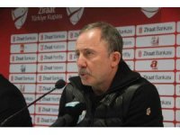 Sergen Yalçın: "Savunma arkasına atılan toplarla goller yedik"