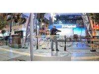 Yol üzerinde bulunan saksıların toprağını etrafa saçtı, yaptığına kimse anlam veremedi