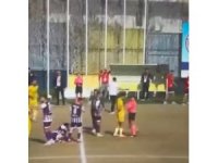 Maçta ilginç anlar: Kadın hakem itekledi, futbolcu defalarca yuvarlandı