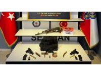 Polisin operasyon yaptığı evden uzun namlulu silah ve tabancalar çıktı