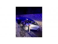 İstinat duvarına çarpan otomobilin sürücüsü yaralandı