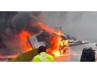 Adana’da otoyolda tır yandı, otobüsteki yolcular tahliye edildi