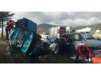 İki otomobil kafa kafaya çarpıştı, ortalık can pazarına döndü