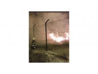 Erzin’de sazlık alanda çıkan yangını itfaiye ekipleri söndürdü