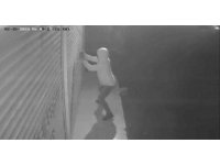 Adana’da maskeli şahıslar iş yerlerini işaretledi