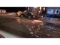 Hatay’da  caddeler göle dönerken, seralar su altında kaldı