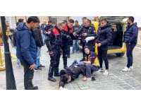 Ticari taksi ve motosiklet sürücüsü arasında yol verme kavgası: 1 yaralı