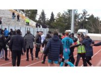 Maküspor - Didim Belediyespor maçının bitiş düdüğüyle saha karıştı