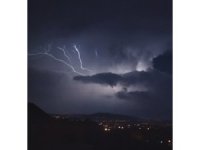 Yağışlı havanın etkili olduğu Hatay’da şimşekler geceyi aydınlattı