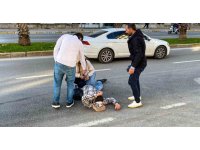 Yerde uzun süre yatan yaralının başının altına kaldırım taşı koydular