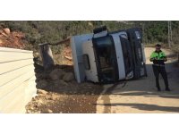 Alanya’da taş yüklü kamyon yan yattı